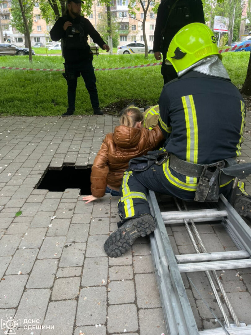 iunfn - В Одесі 10-річна дівчинка під час прогулянки провалилася під тротуарну плитку - rai.ua