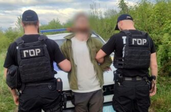 Небезпека у кишені: коломийські поліцейські у двох чоловіків вилучили бойові гранати