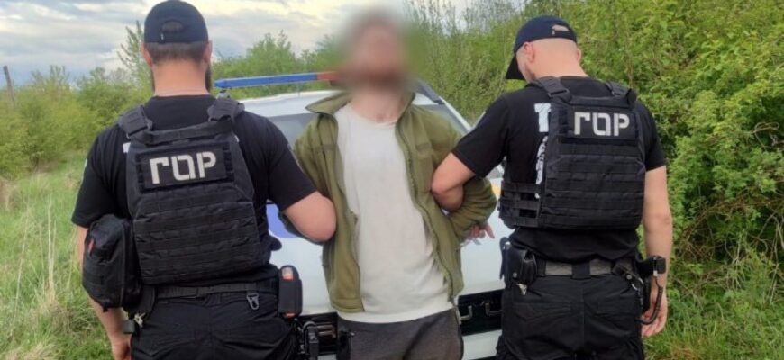 Небезпека у кишені: коломийські поліцейські у двох чоловіків вилучили бойові гранати