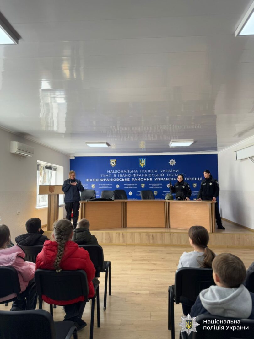 nrzepg8zzh - Ліцеїсти Івано-Франківська побували у поліції - rai.ua