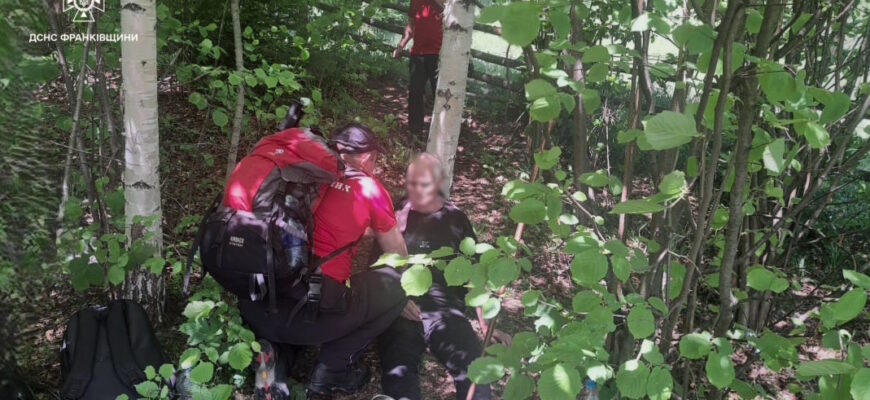 Гірські рятувальники надали допомогу туристу в Карпатах