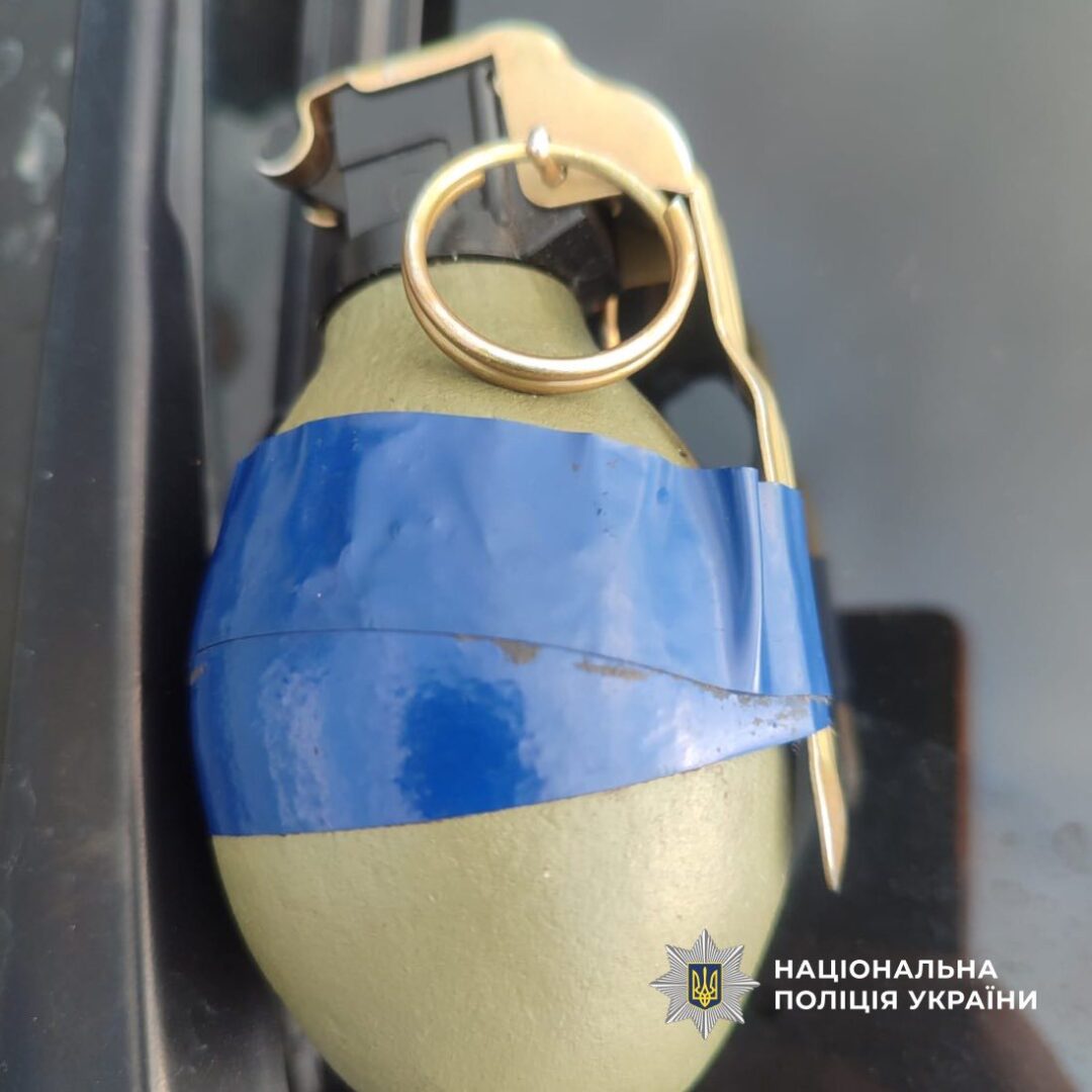 otshzhpy - Небезпека у кишені: коломийські поліцейські у двох чоловіків вилучили бойові гранати - rai.ua