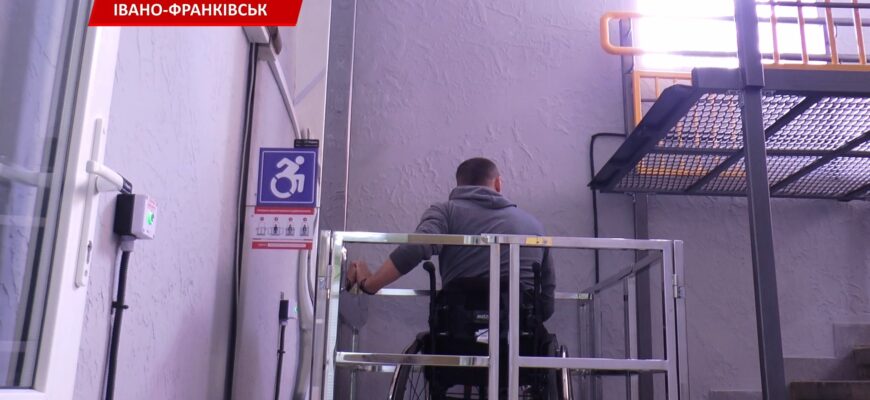 В Івано-Франківській міській лікарні встановили підйомник. Відео
