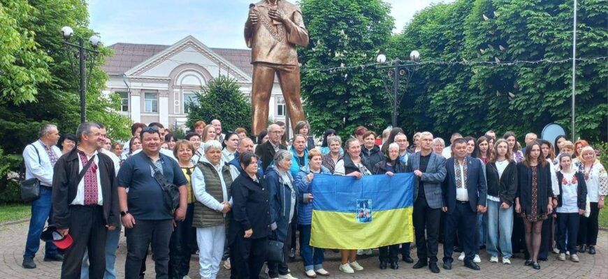 Для 18 рідних захисників із Лисецької громади провели тур Прикарпаттям