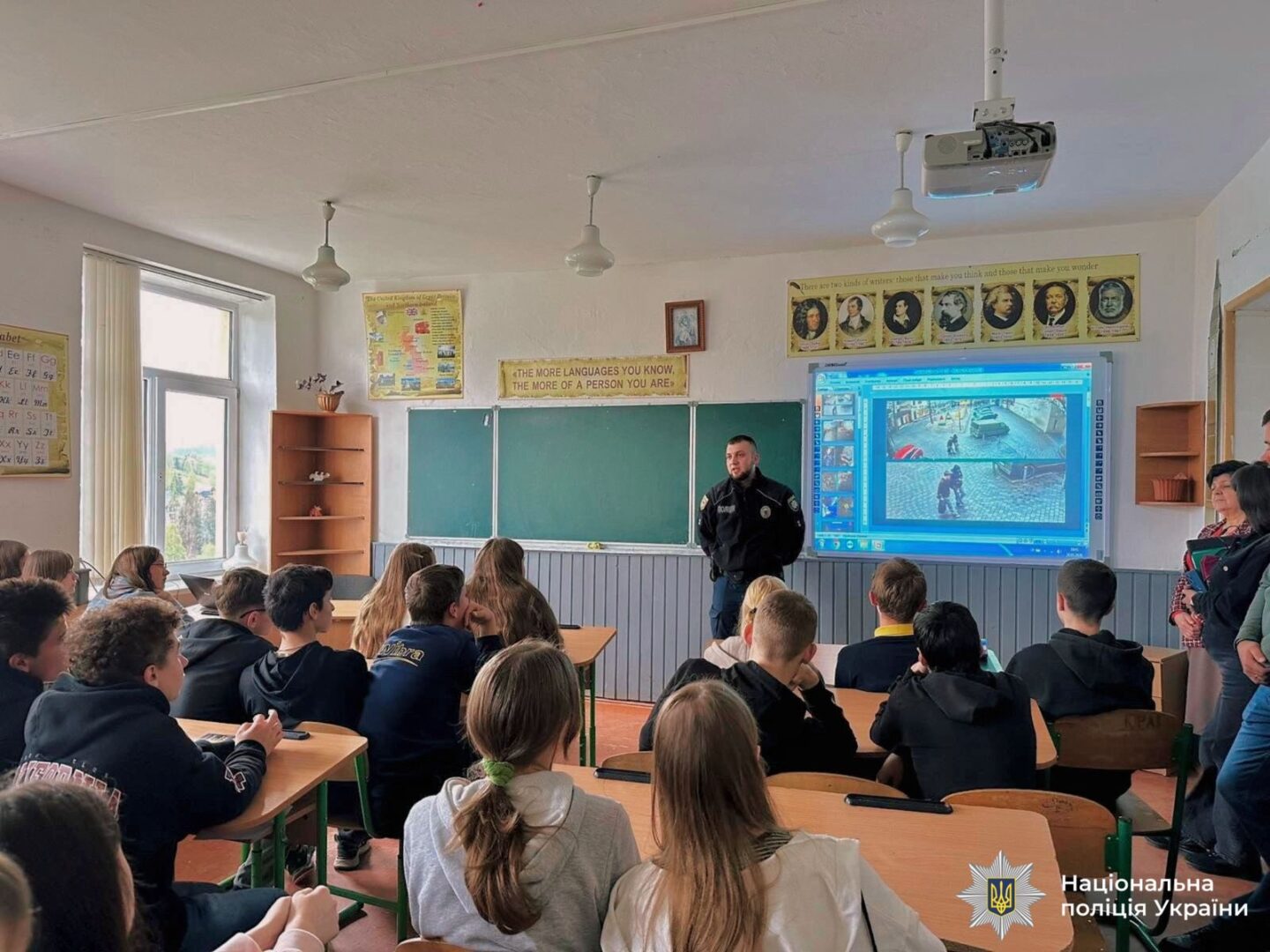 pyshchgpzh - Як не стати жертвою вербування: поліцейські навчають ліцеїстів правил безпеки - rai.ua