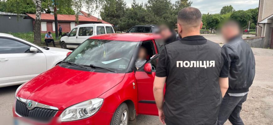 3 тисячі доларів за скасування аліментного боргу: затримано держпосадовицю