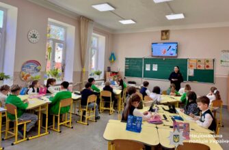 Поліцейські Прикарпаття навчають дітей правилам мінної безпеки