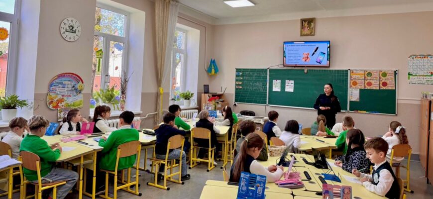 Поліцейські Прикарпаття навчають дітей правилам мінної безпеки