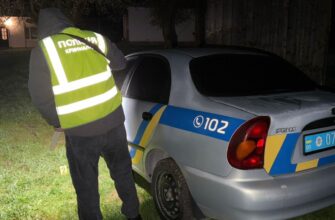 Поліцейські застосували зброю під час затримання чоловіка, який кидався з ножем