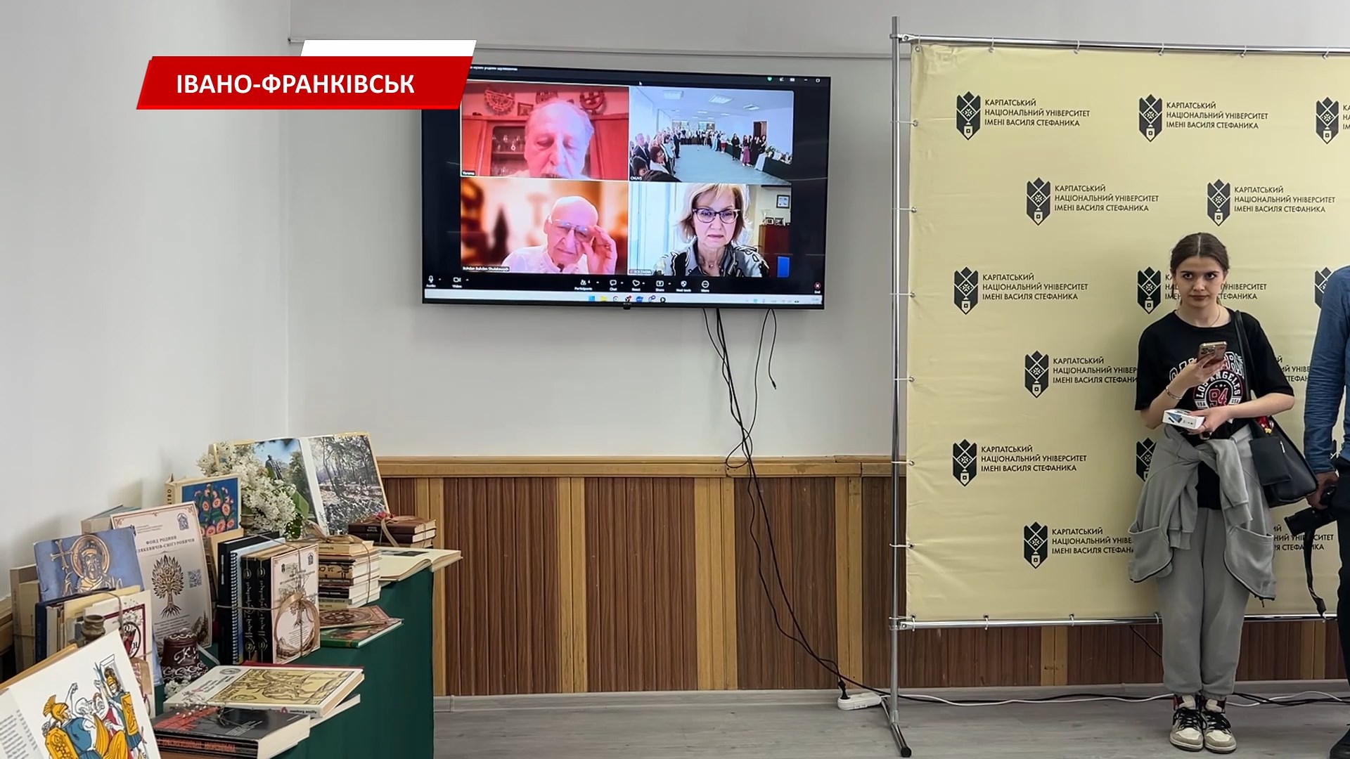 vrki - Родина Шулякевичів-Снігуровичів передала 1860 унікальних книг для КНУСВС. Відео - rai.ua