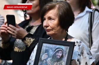 В Івано-Франківську День Героїв відзначили молитвою у Меморіальному сквері. Відео