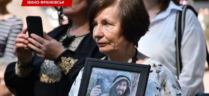 В Івано-Франківську День Героїв відзначили молитвою у Меморіальному сквері. Відео
