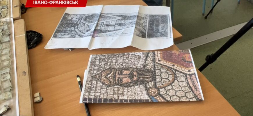В Університету Короля Данила реставрують 60-річну мозаїку. Відео