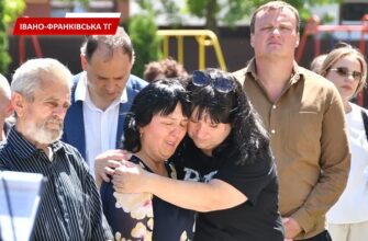 На фасаді Івано-Франківського ліцею №6 відкрили дві анотаційні дошки. Відео