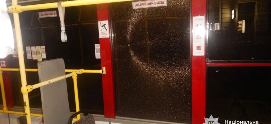 «Розвага» як хуліганство: в Івано-Франківську неповнолітній пошкодив маршрутний автобус