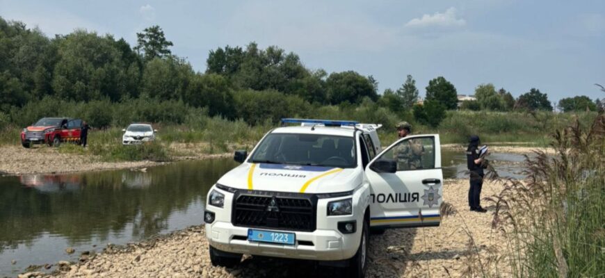 На березі ріки виявили предмет, схожий на гранату: поліція працює на місці