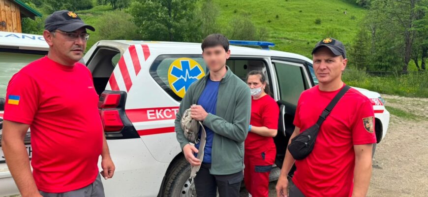 Рятувальники надали допомогу туристу, якого в горах вкусила змія