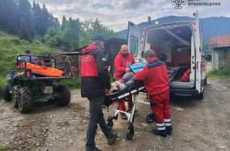 Рятувальники надали допомогу травмованій туристці на маршруті «Довбушеві Комори»