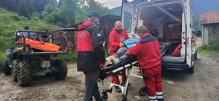 Рятувальники надали допомогу травмованій туристці на маршруті «Довбушеві Комори»