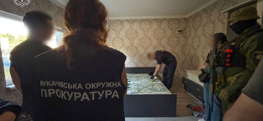 Знімала порно з малолітньою дочкою: на Закарпатті багатодітну матір взято під варту