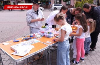 В Івано-Франківську біля Ратуші пройшла благодійна акція «Чисте небо ІФ». Відео