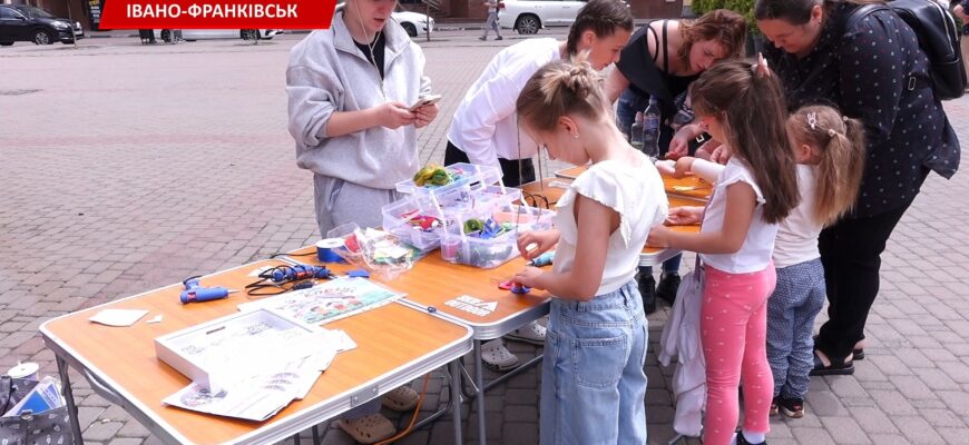 В Івано-Франківську біля Ратуші пройшла благодійна акція «Чисте небо ІФ». Відео
