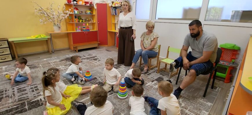 Безбар’єрність для наймолодших: у «Берізці» провели особливу зустріч із ветераном. Відео
