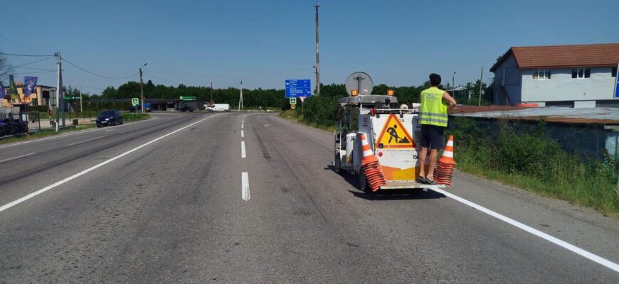 На дорогах Прикарпаття тривають роботи з відновлення