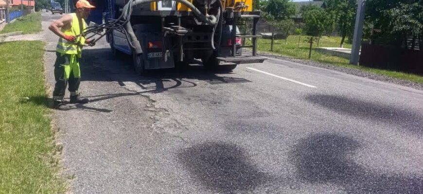 На дорогах Прикарпаття триває ліквідація аварійної ямковості