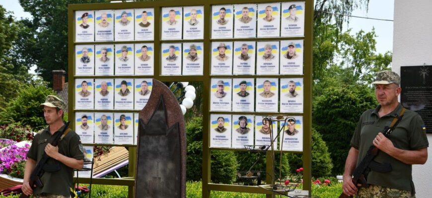 У Рогатинському коледжі відкрили Меморіал пам'яті загиблим випускникам