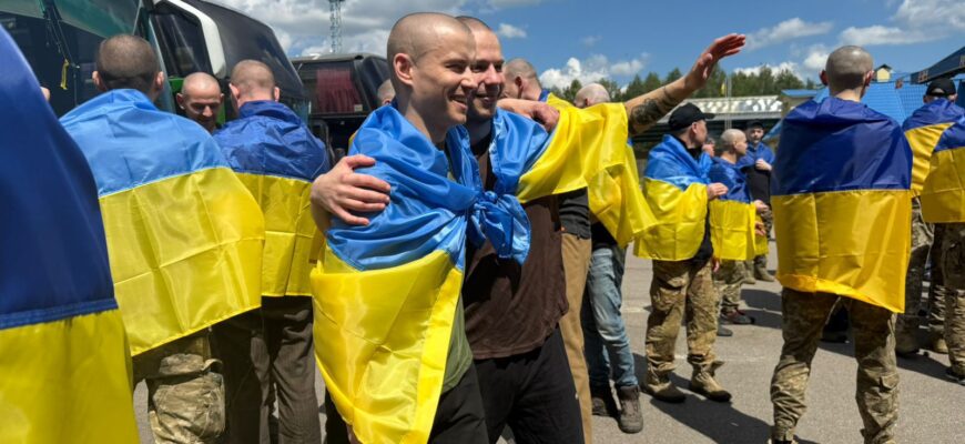 185 українських захисників повернулися додому з російської неволі