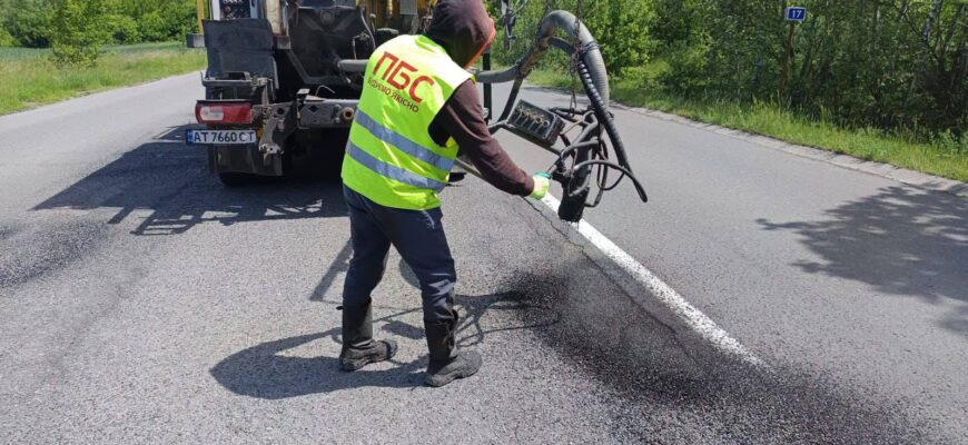 На дорогах державного значення Прикарпаття тривають відновлювальні роботи