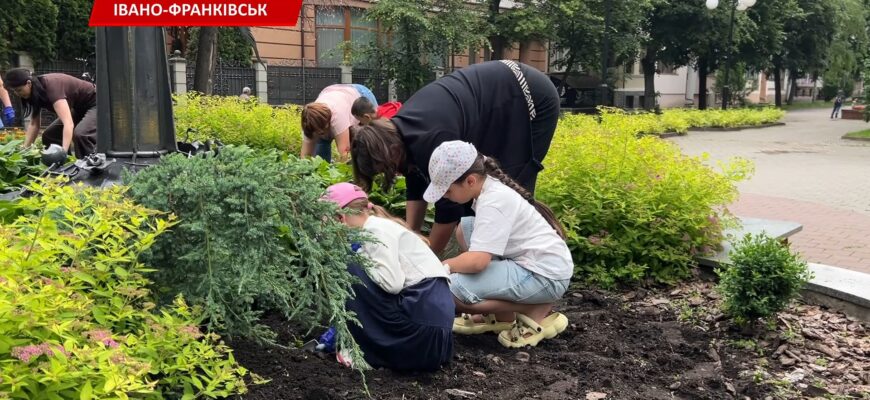 В Івано-Франківську продовжує діяти екорух «Квітуча Галичина». Відео