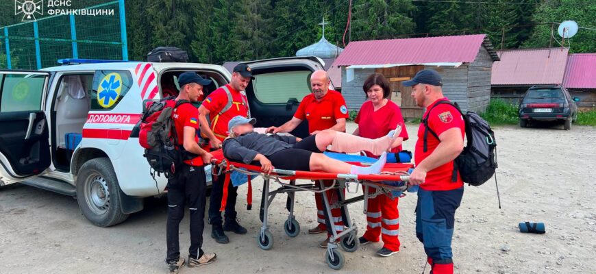 Травмувалась в горах та заблукала в лісі: рятувальники надали допомогу жінкам