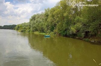 На Дністрі двоє чоловіків опинилися заблокованими на острівці посеред річки