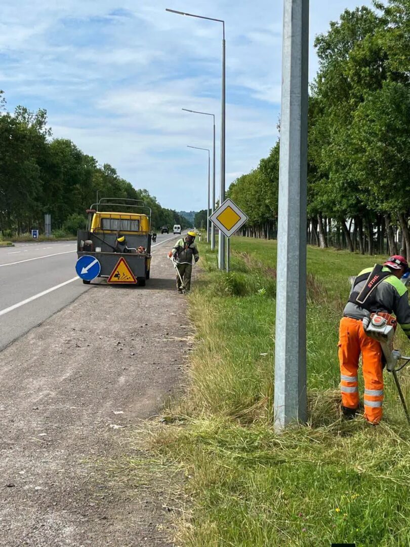 amnrlvsd - На дорогах Прикарпаття тривають роботи з експлуатаційного утримання - rai.ua