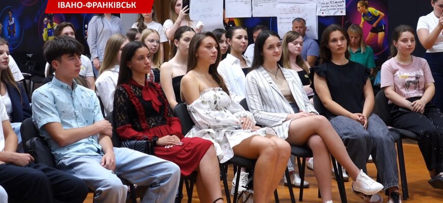 В Івано-Франківську пройшла перша сесія Регіонального молодіжного конгресу. Відео