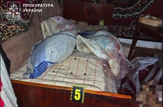 Поліцейські Прикарпаття затримали чоловіка, який до смерті побив 95-річну матір
