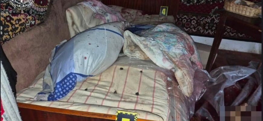 Поліцейські Прикарпаття затримали чоловіка, який до смерті побив 95-річну матір