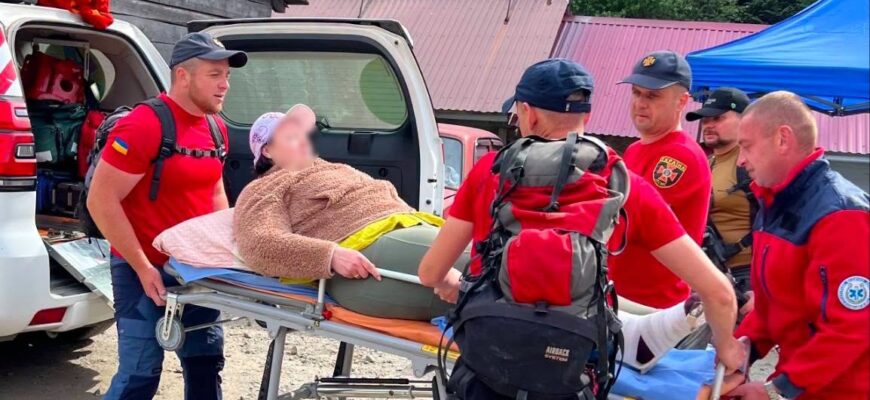 Рятувальники допомогли туристці, яка травмувалася під час спуску з Говерли