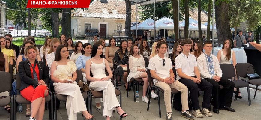 В Івано-Франківську вручили сертифікати учасникам проєкту «Молодь і влада». Відео