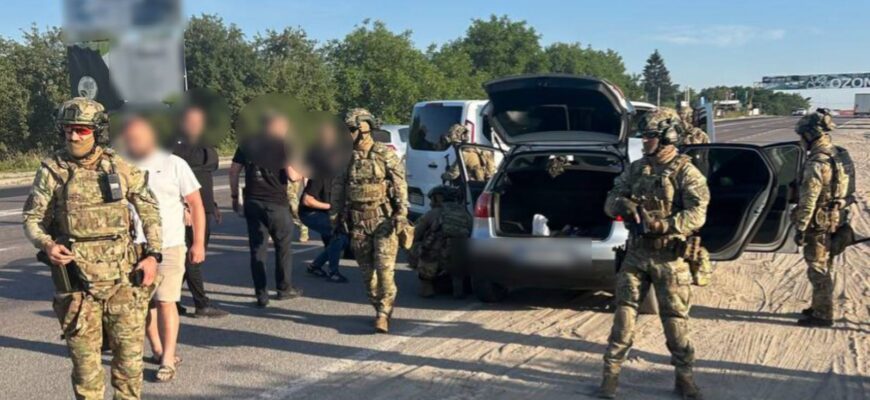Увірвалися до оселі й жорстоко побили жінку: затримано трьох нападників