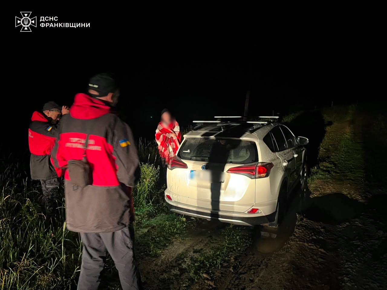 pyzhshiuepzh 1 - Рятувальники допомогли жінці з дитиною, які на авто заблукали в гірській місцевості - rai.ua