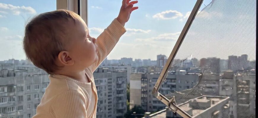 Поліцейські нагадують, як уберегти дітей від падіння з вікон
