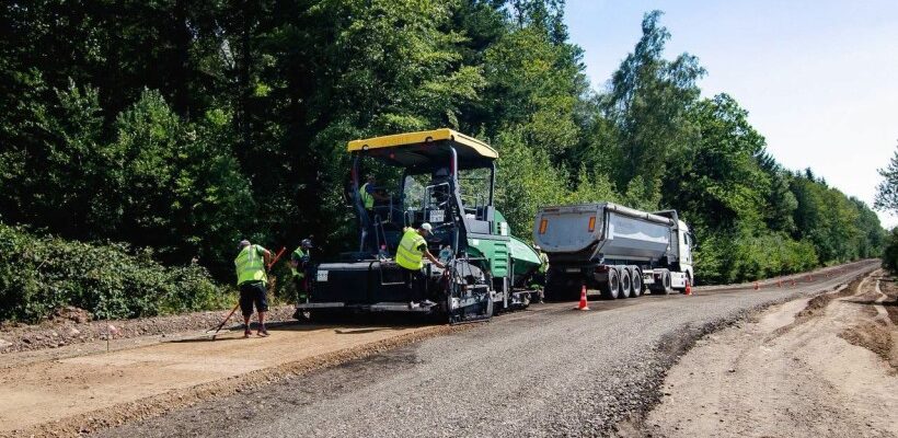 На Прикарпатті триває ремонт доріг місцевого значення