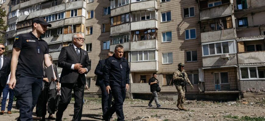 Іноземним делегаціям з Люксембургу та Естонії показали наслідки атак по Києву