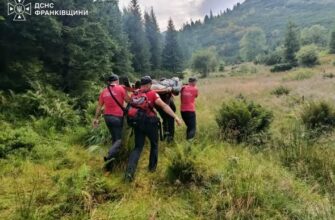 Травмували ногу та заблукали: рятувальники Прикарпаття рятували двох туристів
