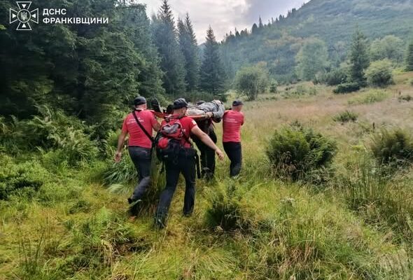 Травмували ногу та заблукали: рятувальники Прикарпаття рятували двох туристів