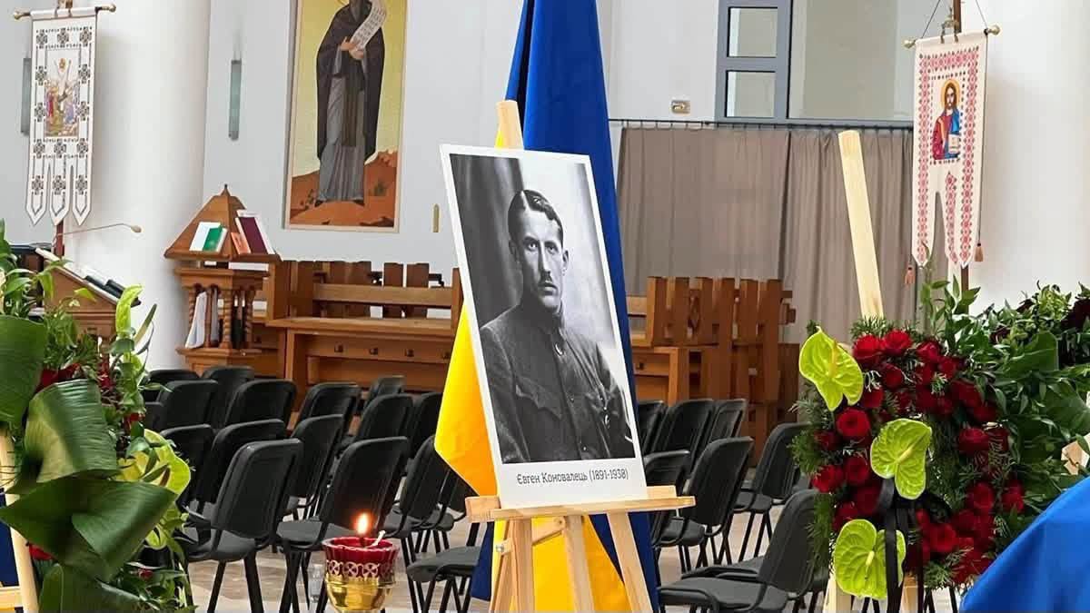Прах Євгена Коновальця повернули додому