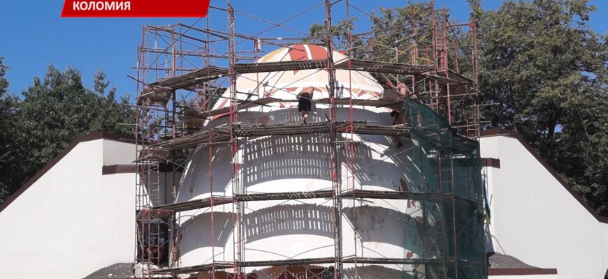 У Коломиї після буревію реставрують фасад найбільшої у світі писанки. Відео